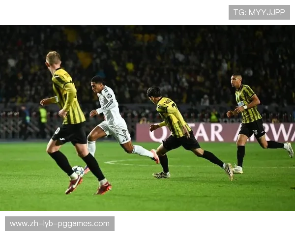 足球比赛中的战略执行与阵型创新